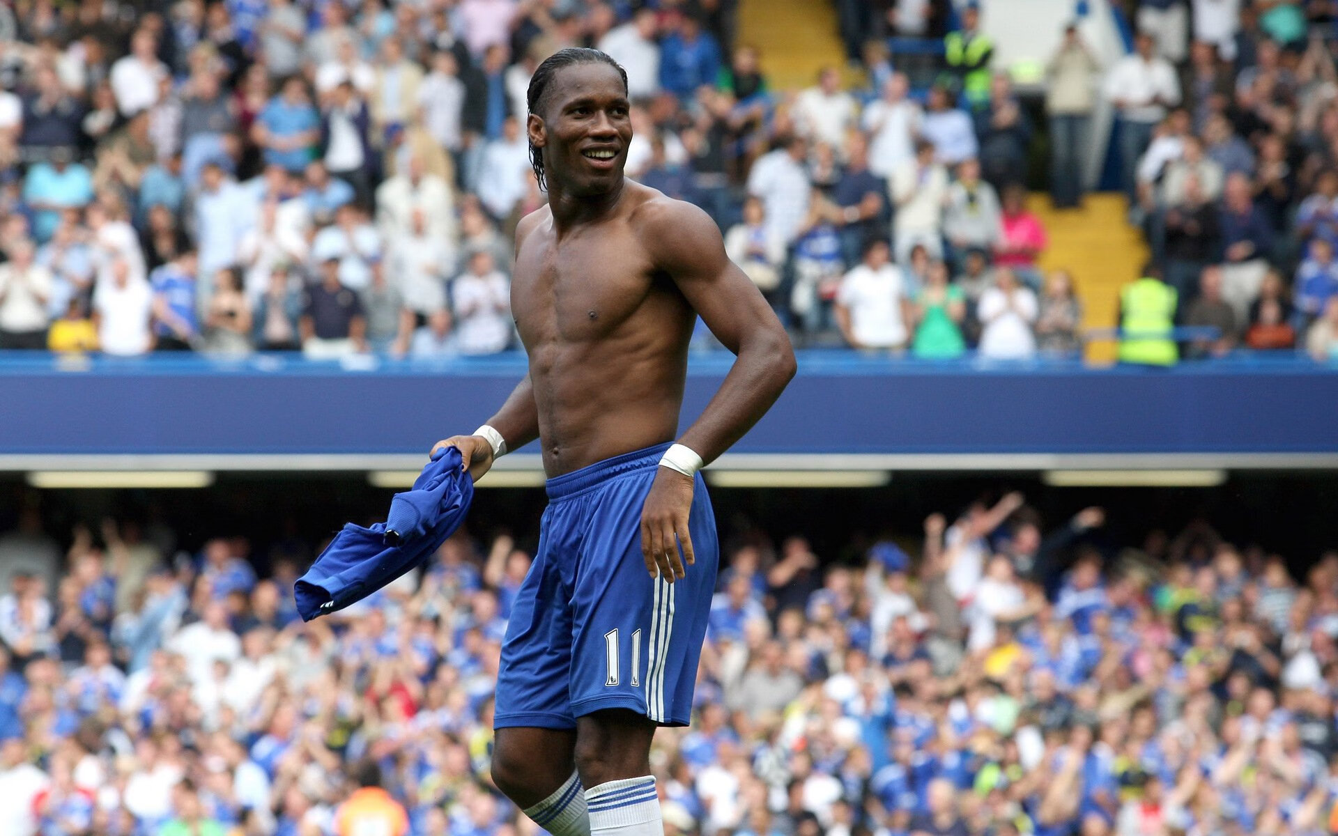 前场球员跑动轨迹是否直接影响中场组织视角，前场球员跑动轨迹是否直接影响中场组织视角